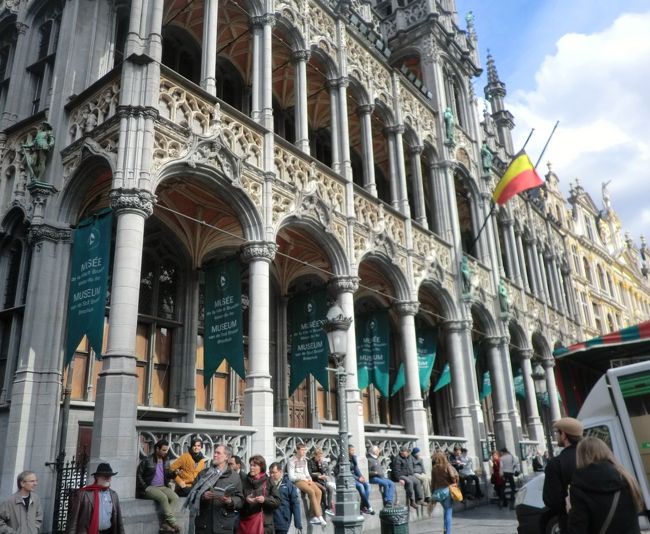 晴れてよかった。建物の前のテントででイベントがあるらしく準備中。