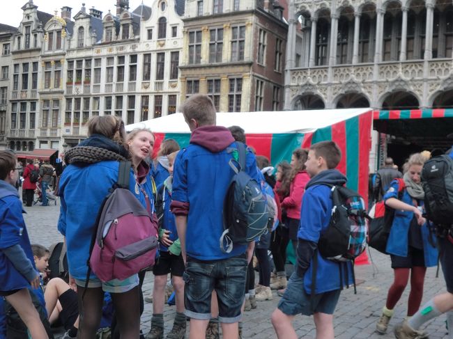 子供達が集まって待っているようだ。