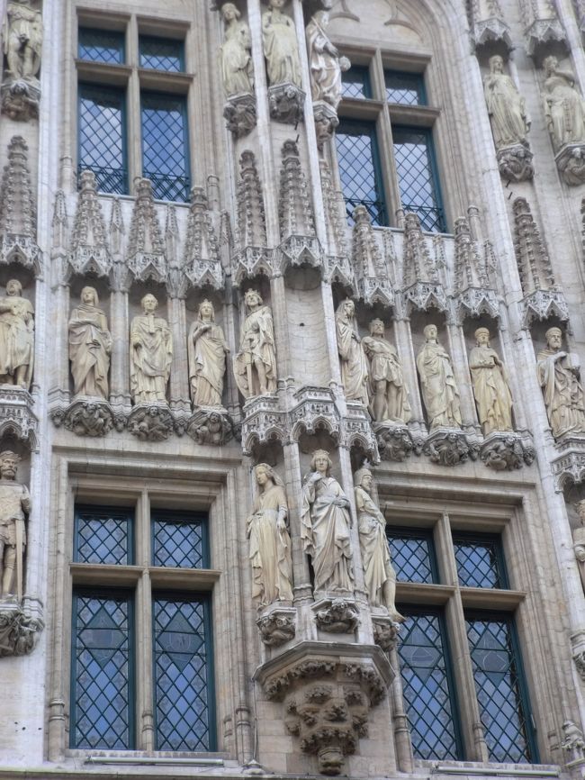 細部にまで凝った彫刻が施されている。