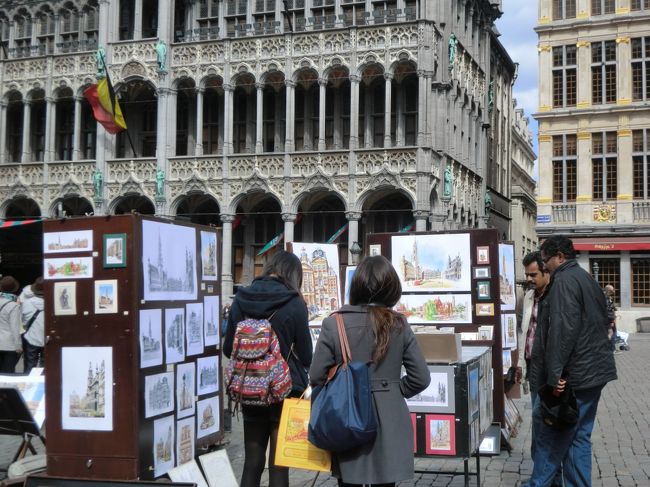 その横では絵を売っている。（モンマルトルの丘ほどではないが）