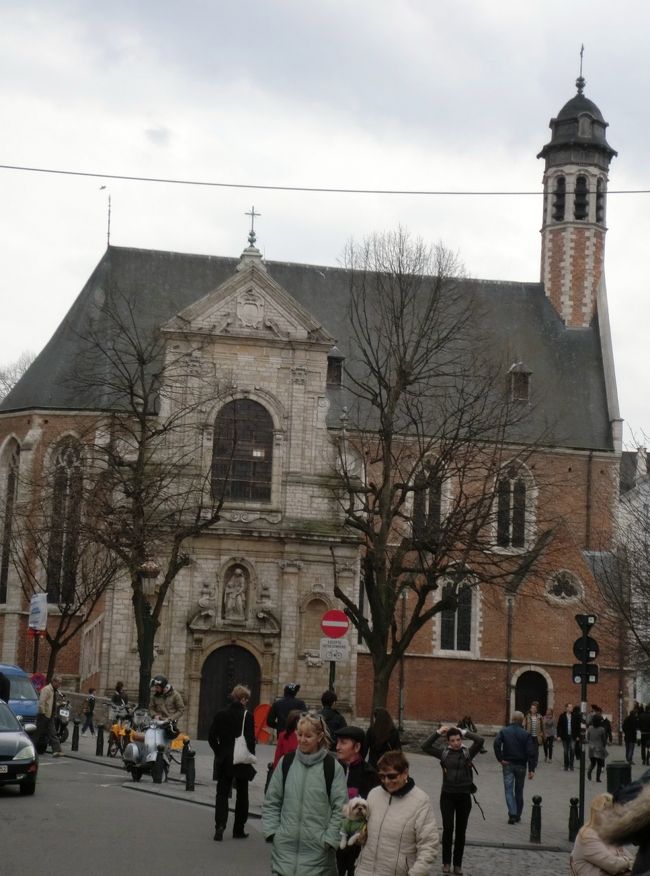 そろそろ帰船の時刻とてバスまで町を歩いてゆく。