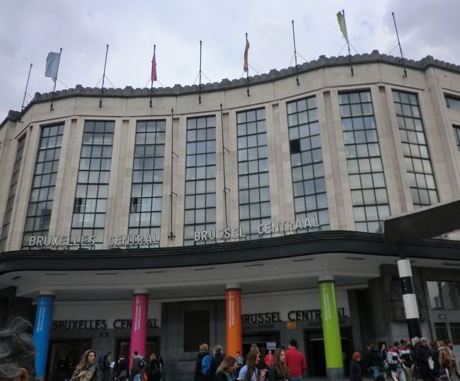 中央のモールを抜けて...