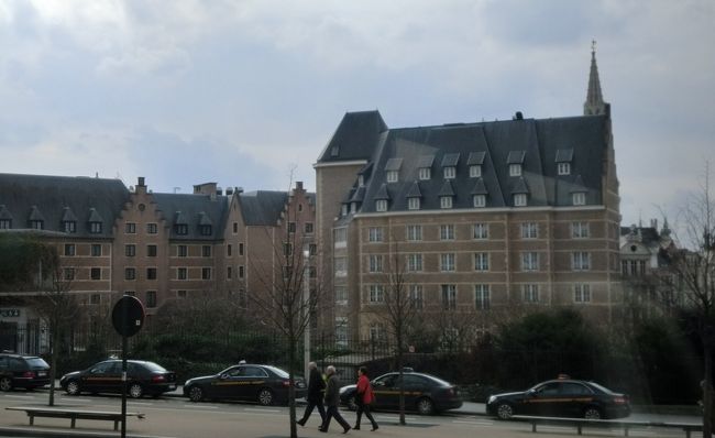 中世が調和する町を後にする。