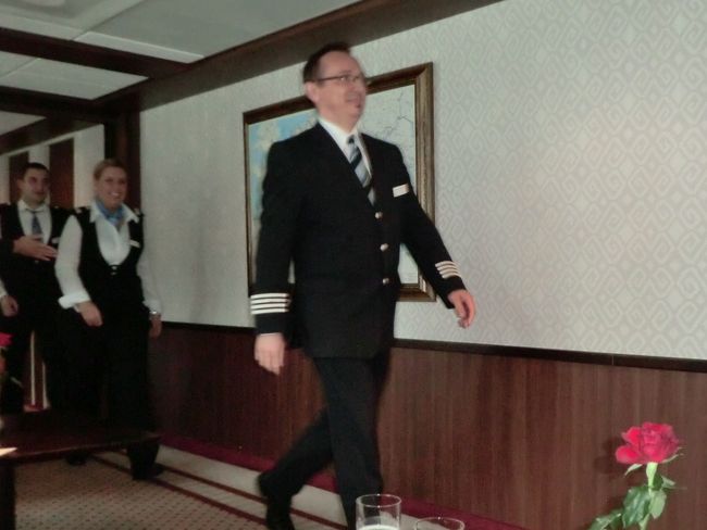 18：30　お別れパーテイーが始まった。<br />主だったスタッフが一人づつ入場し、