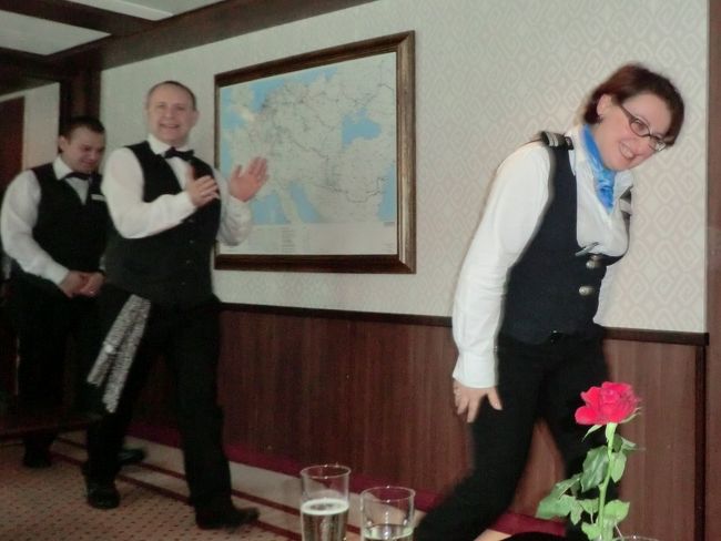 陽気な給仕長もちょっと照れて...