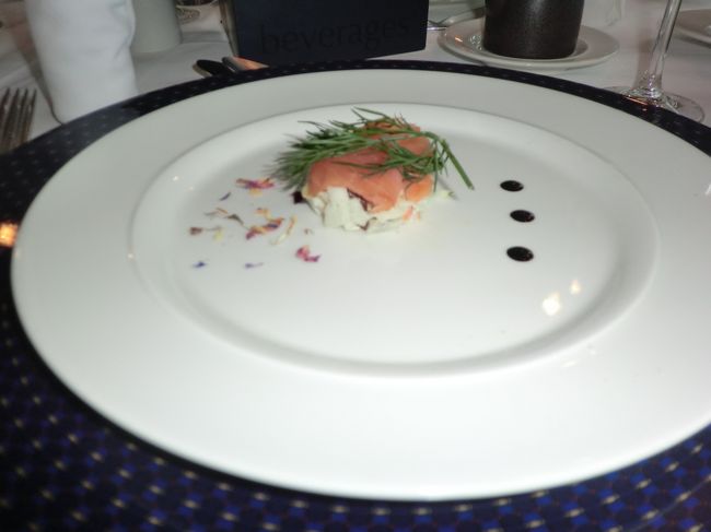19：00　夕食会<br />ベルギー料理のフルコース<br />前菜はスモークサーモンと白菜サラダ