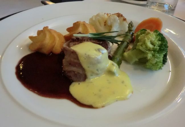 ビーフのフィレミニヨン<br />黒胡椒ソース、<br />野菜とポテト添え