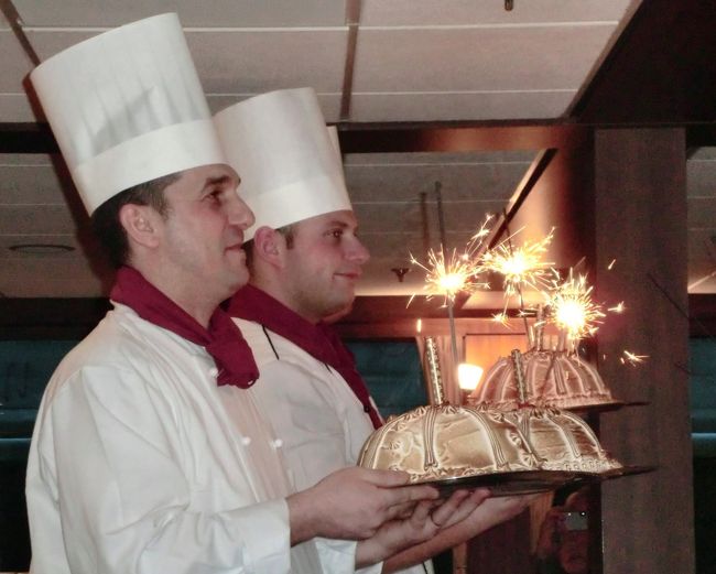 室内の電気が消え、どなたかの誕生日を祝ってケーキサービスのパレード。