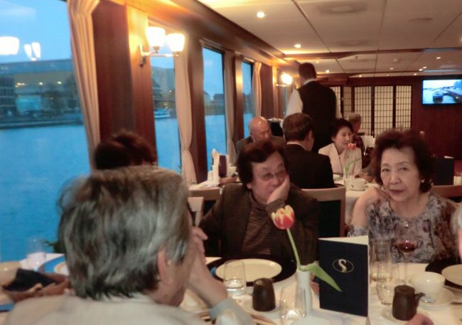 窓の外は夕暮れてムード満点