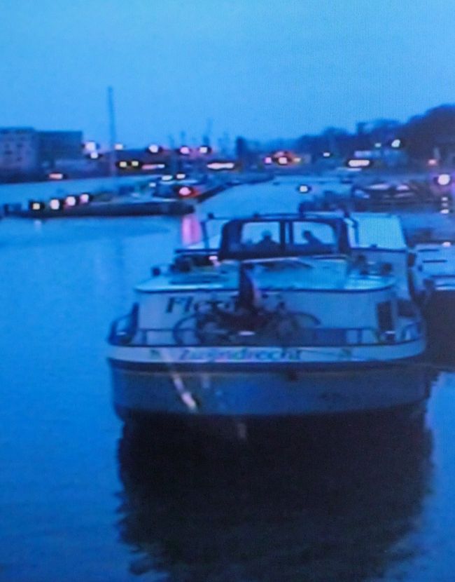 長いようで短かったクルーズの最後の夜が更けてゆく。<br />自室に戻り映画「カサブランカ」を｢観賞。<br />ＥＵの生みの親がモデルと目される人物をハンフリーボガート演じる<br />酒場のマスターが助けるストーリーでハンフリーボガ‐トの渋い演技、<br />イングリッド・バーグマンのクールな美しさを堪能した。