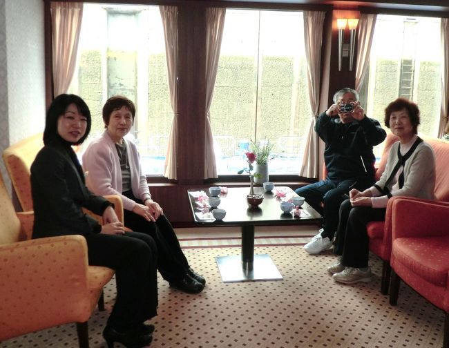 デッキから三々五々引き上げてきて<br />10:30　和菓子と緑茶でテイータイム。<br />ほっとして寛ぐ。<br />船に常駐の添乗員さんも交えて話が弾む。