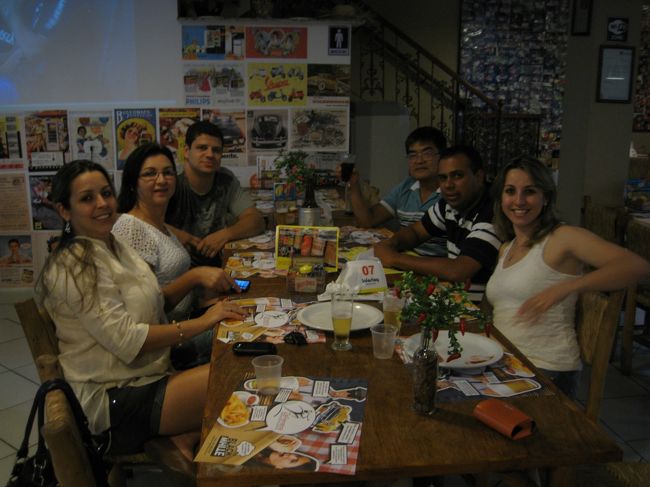 右手前は姪っ子（姉）：スペイン系<br /><br />左手前は姪っ子（妹）：スペイン系<br /><br />真ん中右は姪っ子姉の旦那：アフリカ系<br /><br />真ん中左は私の嫁さんの姉：スペイン＆ポルトガル系<br /><br />右奥は私の嫁さんの姉の旦那：日系<br /><br />左奥は姪っ子妹の旦那：ドイツ系<br /><br /><br />こんな感じで家族の中でも違う血が流れてます<br /><br />だから人種差別なんて無意味で、<br /><br />ブラジル国旗の前では全員平等です、<br /><br />日本国籍の私でもブラジル国籍運賃が利用できる所以です