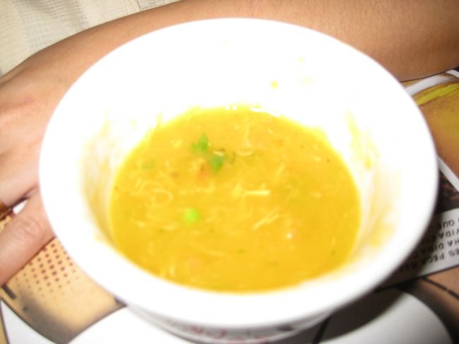 これは「ミーリョ」<br /><br />　トウモロコシのスープです<br /><br />この店のメインは、カルド・デ・ケンガ<br /><br />　ミナス料理のピラォンをベースにしたスープで<br /><br />　　　これも何回食べても飽きません