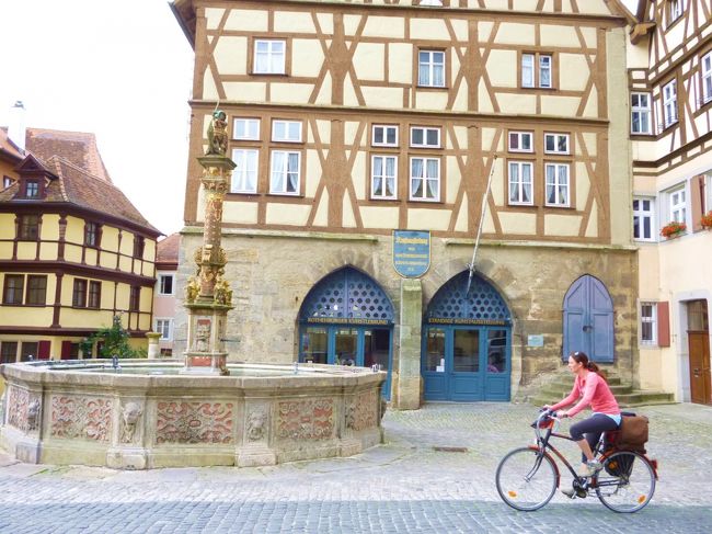 聖ゲオルクの泉　(Herterichsbrunnen)<br /><br />聖ゲオルクは、大地を荒らし凶作をもたらす竜を退治したとして<br />中世の頃農民の間で最も人気があった聖人<br />