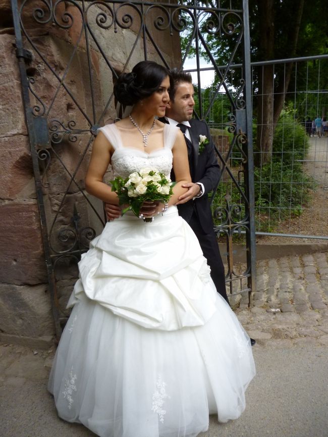 新郎と新婦さん<br /><br />結婚おめでとう♪は<br />　ドイツ語では。。。Glückwunsche zu deiner Hochzeit<br /><br />お幸せに(^^♪