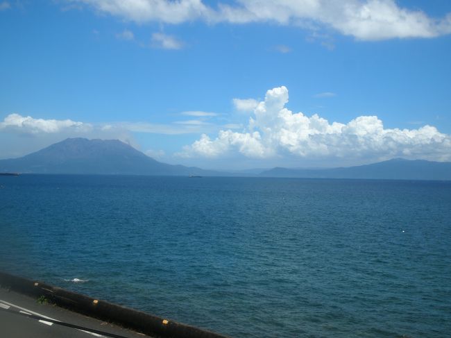 8時15分羽田発9:55鹿児島着の便で鹿児島入り。<br />指宿に行ってみたいと思っていたが、空港からの高速バスは乗り継ぎが悪くちょっと前に出発済み。<br />まずは鹿児島中央までバスで行くことにした。<br />バスの中でネットで探したら、鹿児島〜指宿の観光特急「指宿のたまて箱号」に空席ありとの表示。<br />鹿児島中央駅の緑の窓口に行ったら、鹿児島→指宿の3号は満席なものの、帰りの4号には空きがあり予約。<br />行きはローカル線で行くことにした。<br />駅でカップ入りの一口さつま揚げを買って乗り込む。