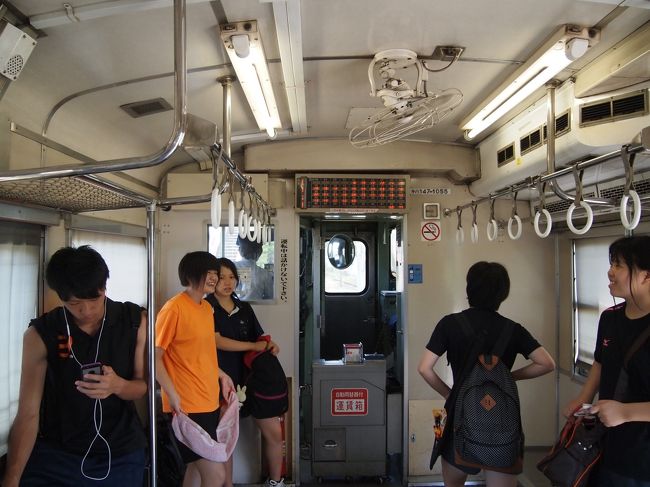 鹿児島から指宿へ行くローカル線の車内。整理券を取るタイプでバスみたい。無人駅では、降りる人が運転手さんに定期券を見せて降りて行った。<br />お金を払う場合は直接運転手さんに払うのかな。<br /><br />鹿児島駅でもらったフリーペーパーのガイドに載っていた指宿駅そばの青葉という郷土料理屋が良さそうだったので行ってみたところ結構混んでいた。<br />指宿の滞在時間2時間弱では余裕がなさそうだったので残念ながらパス。