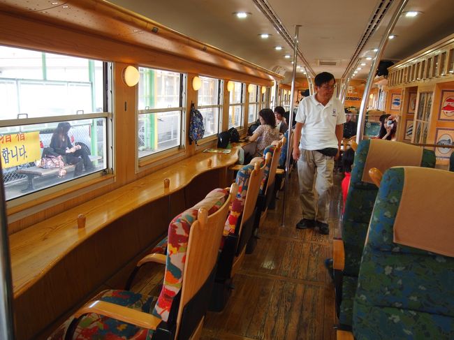 バスで駅まで戻り、「指宿のたまて箱号（全席指定）」で鹿児島へ戻る。<br />水戸岡鋭治氏独特の木を多用したあたたかなデザイン。<br />海側の窓に向かうカウンター席がお勧め。<br />普通のボックスシートのような席もあるので、指定席は選べるのならば確認した方がよい。