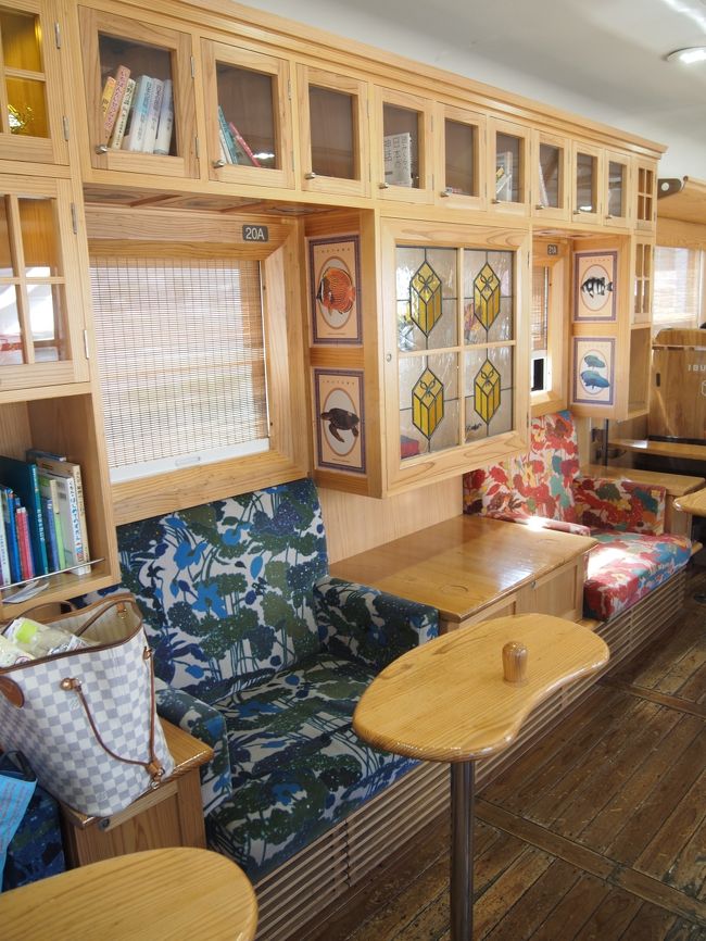 こちらはカウンター席後ろのソファー席。