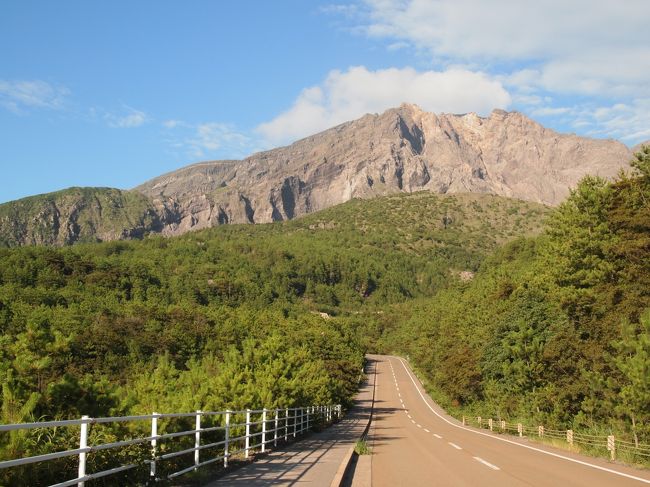 フェリーから降りたら目の前にあるレンタカー屋さんで50ccスクーターをレンタルし、展望台へと向かう。坂道で転ぶ人も多いそうで、店の人にさんざん脅されました。