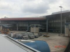 現地時刻13:10(日本との時差は−2時間です)
ハノイ/ノイバイ空港に到着です。出発が遅れたのに予定より20分も早く着いてるし。日本から4時間半って、近いじゃん！

早く着いてくれたのはいいのですが、荷物がいつも以上に出てこなくてね。日本と違って冷房完備なわけじゃないので、ただ待っているだけでも汗が流れてくるし。またまたドッと疲れました(;_:)

上陸当初は確か曇っていたはずなのに、いつの間にか雨雲がやってきていて、ふと外を見たら激しく雨が降ってるし！さっそく洗礼を受けました。これがモンスーンってやつですか？そうよねー、今は雨季ですもんね。レインポンチョの出番がありそうです(^_^;)