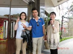 15:00
「ハノイホテル」着。ガイドさんと。今日はフリーだからここでお別れですね(;_:)...のはずでしたが、この後日本語の通じるアオザイ屋さんまで車で乗せて行ってくれるって言うのでお言葉に甘えちゃいました。どうもありがとう！カーム ゥン<(_ _)>