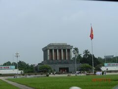 8:30
ロビー集合。今日は女性のガイドさんが迎えに来てくれました。市内観光開始前に、もう1箇所ホテルに寄るそうで、その途中に車窓から撮れました！ベトナム建国の父として国民から愛されているホー・チ・ミンさんが眠る聖地、「ホーチミン廟」です。午前中しか中には入れず、しかも月・金が閉館なのでわたしたちは残念ながらここから眺めるだけです(;_:)