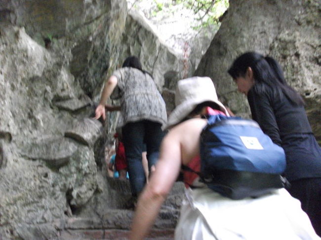 鍾乳洞を目指して岩山をどんどん登っていきます。<br /><br />結構、ハードです。