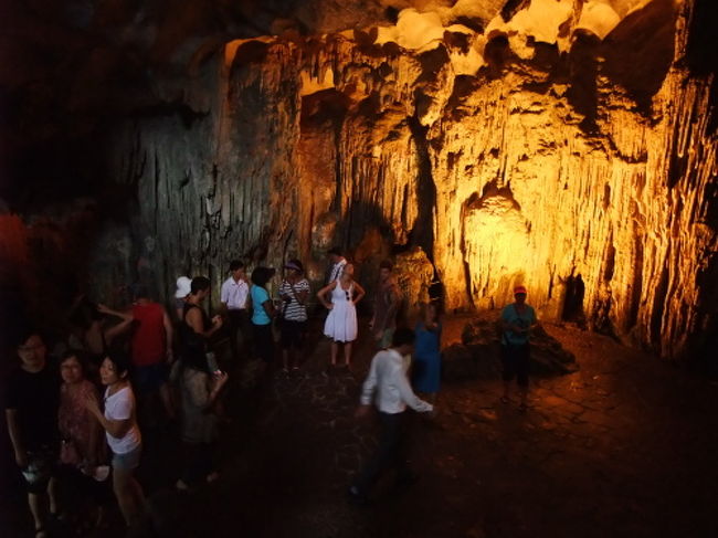 第一の空間でガイドさんの説明を聞きます。<br />