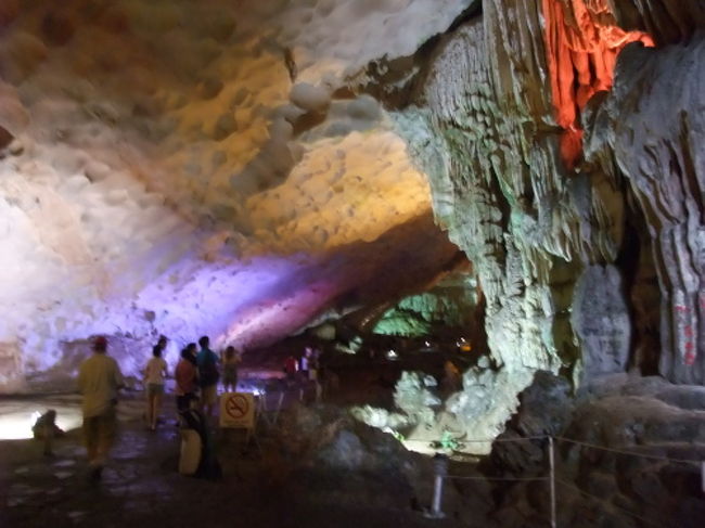 想像以上に中は広く、亀岩やゴリラ岩などがあり自然の作りだしたアートに感心します。
