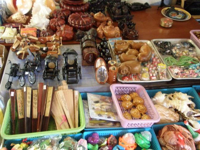 途中のカフェには色々なお土産物がたくさんありました。