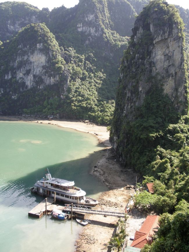 洞窟を一通り見学して外に出ると素晴らしい景色が迎えてくれます。<br /><br />岩山からの眺めは最高！<br />息を切らしながら洞窟まで来たかいがありました！