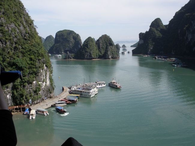 色々な船が洞窟観光に停泊しています。