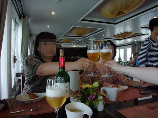 アウコー号に帰って、ブランチを取ります。<br />これがアウコー号で最後の食事。<br />さみしさ半分、乾杯します。