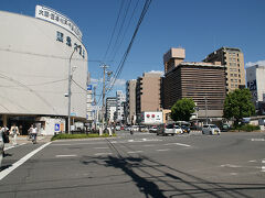 ●阪急大宮駅前

阪急大宮駅前です。
奥に続く道は、四条通りです。
今日は、真っ青な青空です。