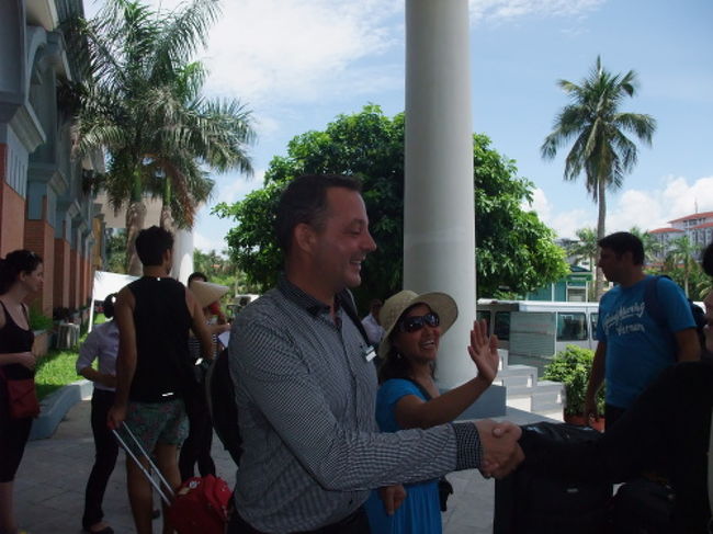 船着場でアウコー号で一緒だったみなさんとさよならします。<br />なんだかとってもさみしな...<br />マネジャーのマイケル！色々お世話になりました。<br />