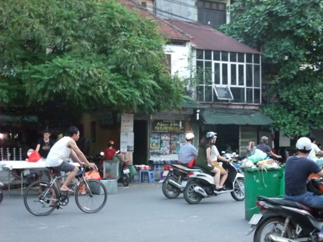 乗客それぞれのホテル別にワゴン車に乗ってハノイに向かいます。