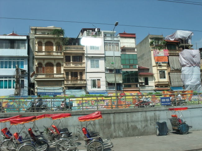 ハノイに近くなるとバイクがどんどん多くなってきます。<br /><br />典型的なハノイの建物。<br />間口が狭くうなぎの寝床の様に後ろに長い。