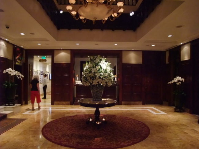 新館か旧館かどっちかなーと思っていたら、運良く旧館のお部屋でした！<br />これまた、超ラッキー！<br /><br />フロントのお花は全て白で統一されています。<br />こじんまりとしてはいますが、重厚感と品の良さは他に類をみないたたずまいです。<br />