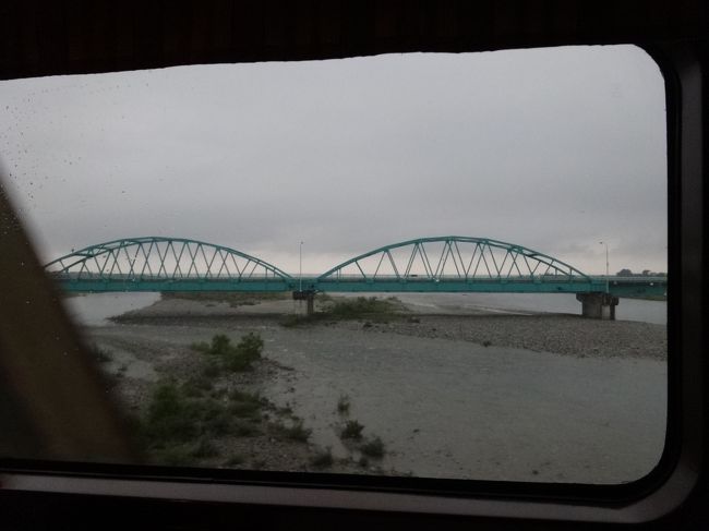 金沢、高岡、富山の各駅に停車して行く