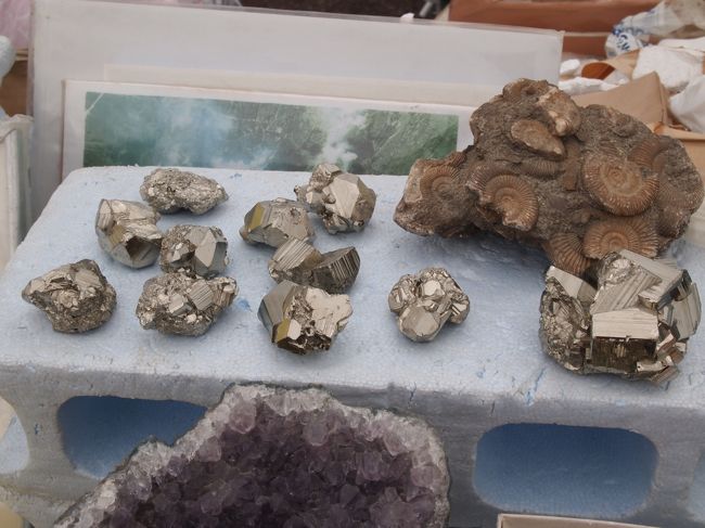 こちらは金属の結晶。これも阿蘇で採れると言っていたが・・・。<br />重いです。重いと言われて覚悟して持ったけど、想像以上に重かった。<br />ちなみに、大きな塊は5万円だそうです。