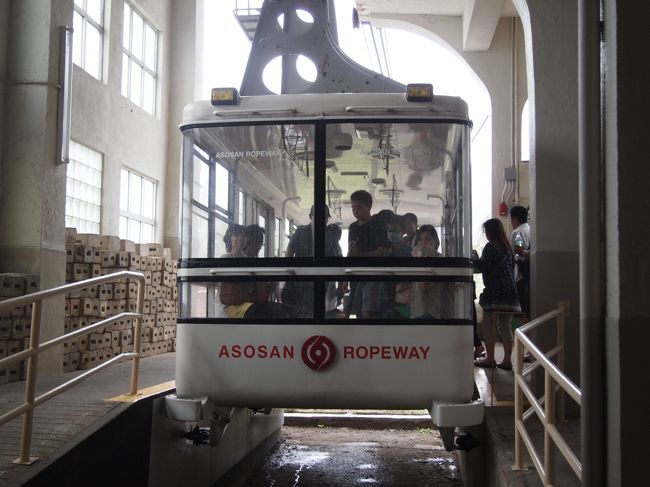 ロープウェイで火口に向かいます。