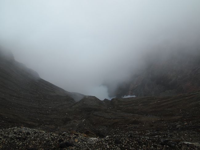 火口に水が沢山溜まっているとエメラルドグリーンに見えるそうです。<br />この日は熱で干上がって水はほとんどありませんでした。