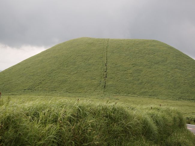 米塚という可愛い山。これも山頂にはクレーターがあります。