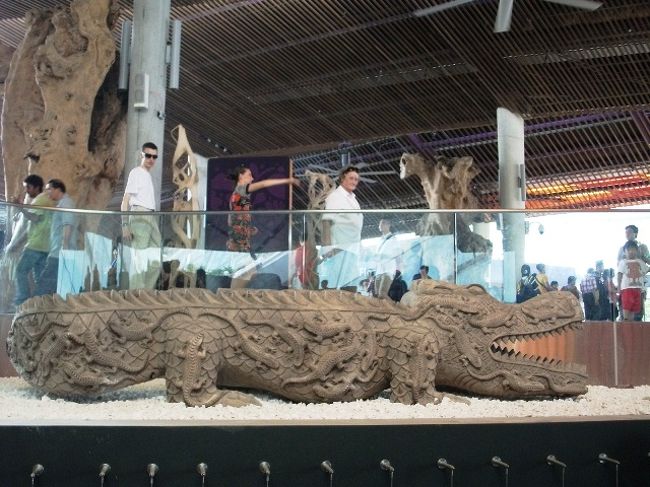 ガーデンズ・バイ・ザ・ベイ<br />室内植物園の外のあたりに、ワニの彫刻