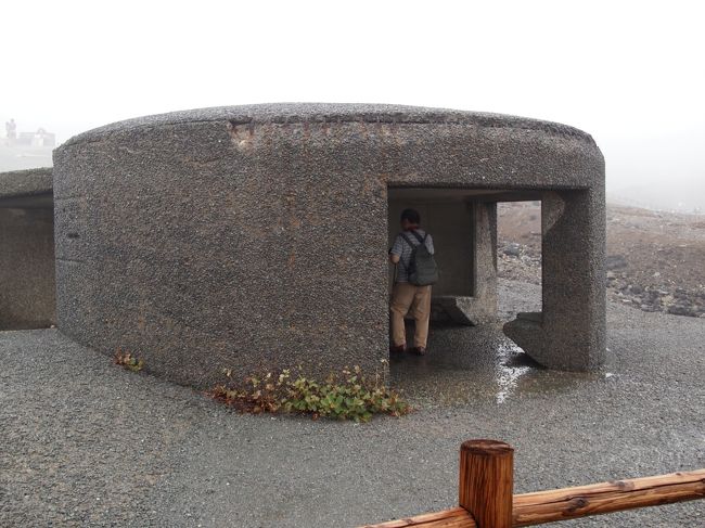 山頂にはこんなシェルターが。