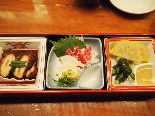 煮ダコ、馬刺し（霜降りとタテガミ）、辛子蓮根と一文字のグルグルという郷土料理。