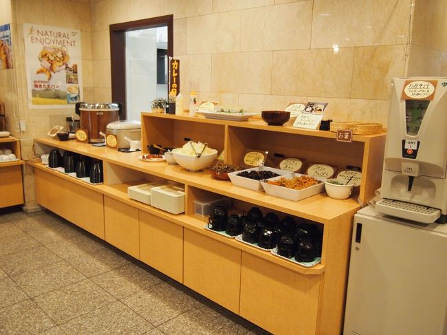 ホテルの朝食。こちらは和食コーナー。<br />4000円代にしては充実。