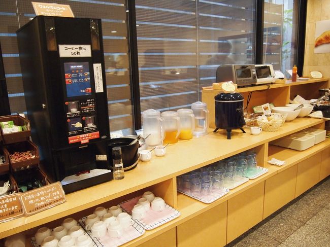 コーヒーマシンがあり、夜は24時まで飲めます。<br />もちろん朝食時も。