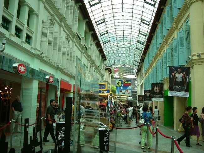 2日目：ブギスとオーチャードにて買い物<br />友達が今回初のシンガポール観光のため、ブギス・ジャンクション(写真)とオーチャードで買い物を楽しんだ。<br />お昼は元同僚も一緒に、夕方は他の友達と夕食。<br />観光らしい観光はしていません。<br />